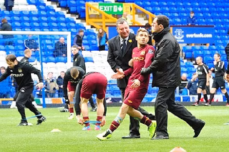 Brodkin khởi động cùng CLB Man City trước trận gặp Everton năm 2013.
