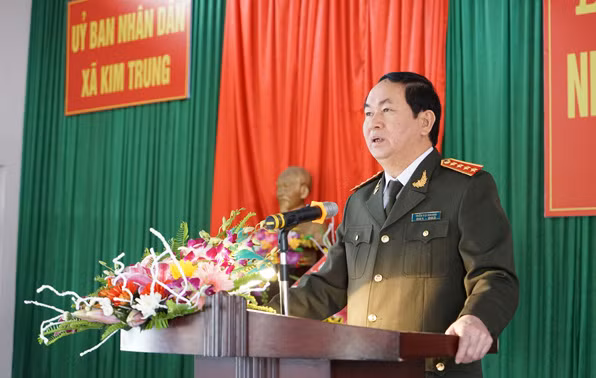 Đại tướng Trần Đại Quang nói chuyện thân mật với các gia đình chính sách tại huyện Kim Sơn, Ninh Bình.
