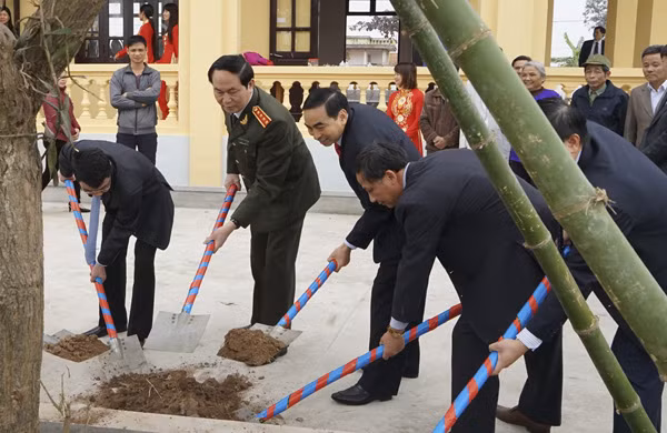 Đại tướng Trần Đại Quang trồng cây lưu niệm tại nhà văn hóa xã Kim Trung, Huyện Kim Sơn, tỉnh Ninh Bình.