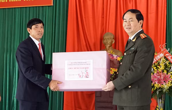 Thay mặt Đảng ủy CATW, lãnh đạo Bộ Công an, Đại tướng Trần Đại Quang gửi tặng1.000 phần quà đến các gia đình chính sách, người có công, hộ nghèo trong tỉnh Ninh Bình.