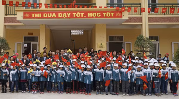 Đại tướng Trần Đại Quang chụp ảnh lưu niệm với thầy và trò trường tiểu học Bình Minh, huyện Kim Sơn, Ninh Bình.
