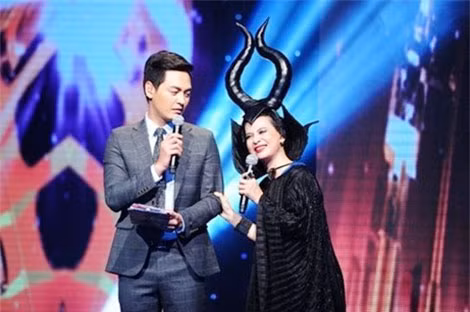 Diễn viên Cát Phượng (bên phải) thử sức vai trò MC trong Chương trình "Cặp đôi hoàn hảo" 2014 và ngay lập tức bị gắn mác "thảm họa".