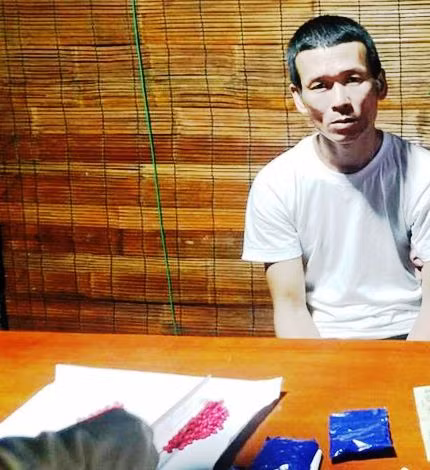 Đối tượng Đồng và tang vật vụ án.
