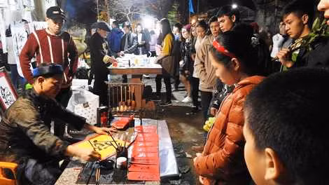 "Cho chữ" tại Lễ hội Chợ Đình Bích La.