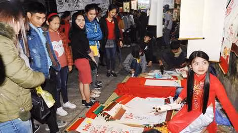 Hàng ngàn người trẩy hội Chợ Đình Bích La