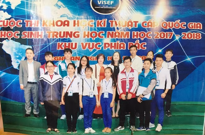 Các em Huyền và Như tại buổi lễ trao giải.