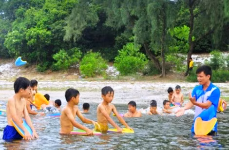 Dạy bơi miễn phí cho trẻ em vùng trũng