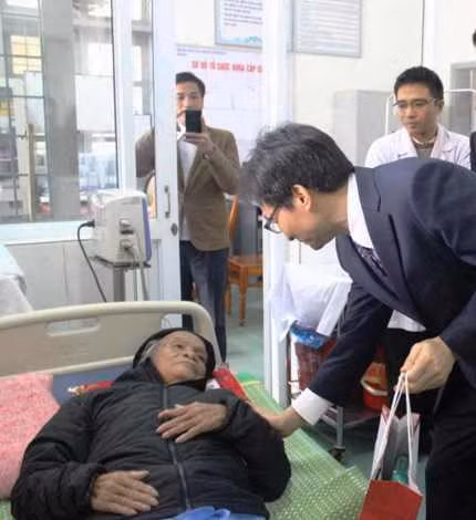 Phó Thủ tướng Vũ Đức Đam thăm tặng quà cho quà cho bệnh nhân ở Quảng Trị.