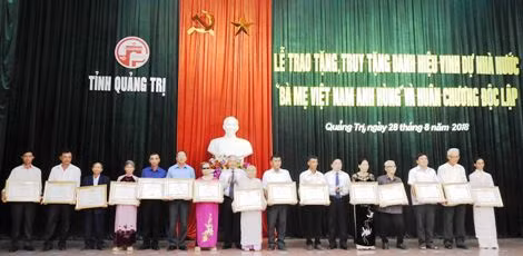 Trao tặng và truy tặng 103 Bà mẹ Việt Nam Anh hùng Bà mẹ ở Quảng Trị 