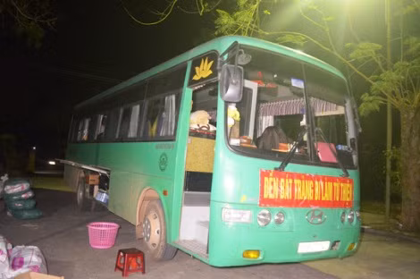 Xe dán băng rôn đi làm từ thiện nhưng bên trong chứa đầy hàng lậu. Ảnh Đình Tiến- Bộ đội Biên phòng tỉnh Quảng Trị. Xe dán băng rôn đi làm từ thiện nhưng bên trong chứa đầy hàng lậu. Ảnh Đình Tiến- Bộ đội Biên phòng tỉnh Quảng Trị.