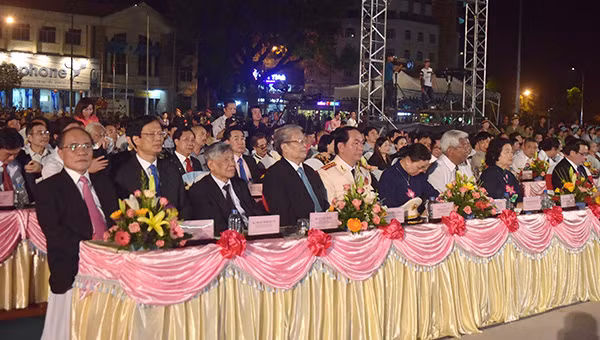 Các đại biểu tại buổi lễ khánh thành.