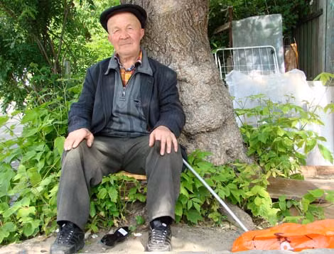 Không ít người già mua bảo hiểm là nạn nhân của tội phạm.