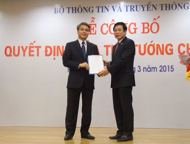 Bộ trưởng Nguyễn Bắc Son trao quyết định bổ nhiệm cho ông Trần Mạnh Hùng.