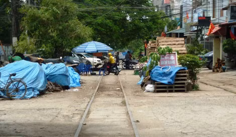 Vi phạm hành lang ATGT đường sắt.