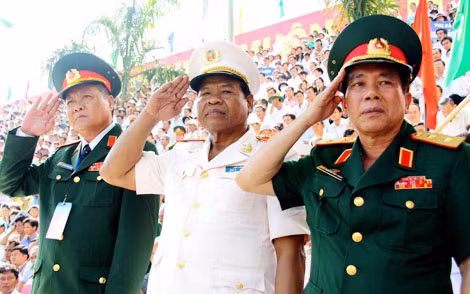 Trung tướng Sơn Cang (giữa) và lãnh đạo Bộ Tư lệnh Quân khu 9. Trung tướng Sơn Cang (giữa) và lãnh đạo Bộ Tư lệnh Quân khu 9.