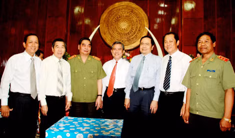 Trung tướng Sơn Cang (bìa phải) cùng Bộ trưởng Bộ Công an Lê Hồng Anh (hiện là Ủy viên Bộ Chính trị, Thường trực Ban Bí thư) trong một chuyến công tác tại ĐBSCL. Trung tướng Sơn Cang (bìa phải) cùng Bộ trưởng Bộ Công an Lê Hồng Anh (hiện là Ủy viên Bộ Chính trị, Thường trực Ban Bí thư) trong một chuyến công tác tại ĐBSCL.
