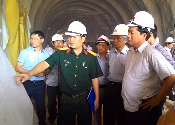 Bộ Trưởng Bộ GTVT Đinh La Thăng kiểm tra công tác thi công hầm đường bộ Phú Gia.