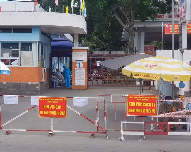 Chiến sĩ Công an phường tên P.C.Đ đã trực chốt phong tỏa Bệnh viện quận Tân Phú.