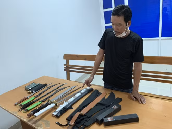 Đối tượng Duy cùng tang vật tại cơ quan Công an.