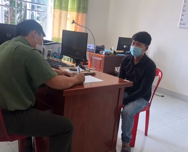 Công an huyện Châu Đức làm việc với N.N.Đ vì đăng tải thông tin sai sự thật về COVID-19 trên Facebook.