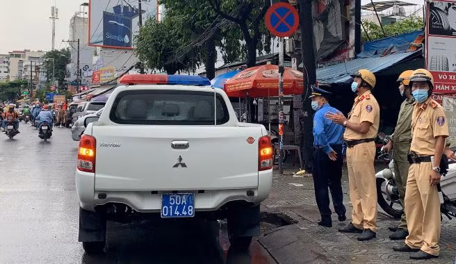 Lực lượng CSGT kiểm tra các xe khách ra vào 2 bãi xe cóc vào đầu tháng 4 vừa qua.