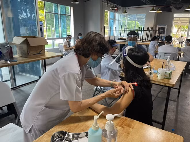 Hình ảnh tiêm vaccine tại tòa nhà Saigontel.