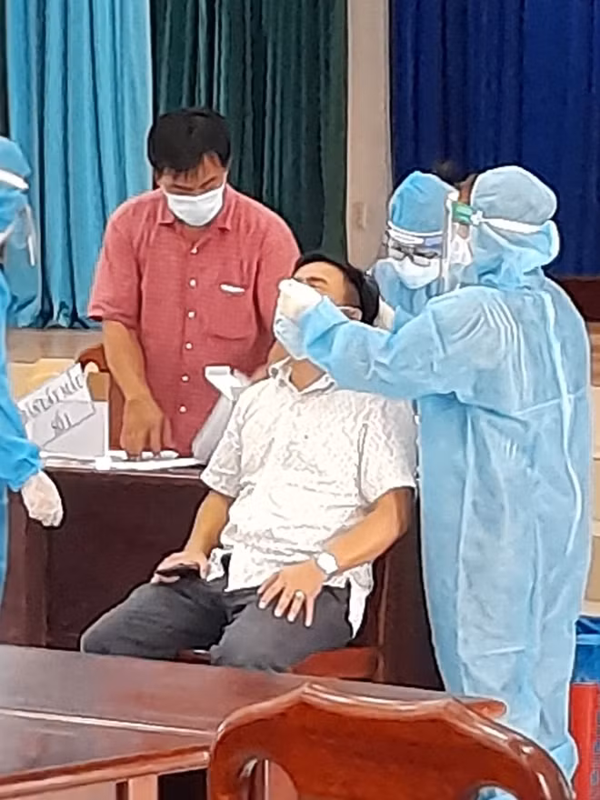 Lấy mẫu xét nghiệm ở Công an quận 12 chiều 8-6.