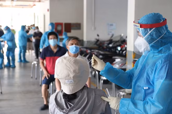 Lấy mẫu xét nghiệm sàng lọc tại phường Phước Long B, TP Thủ Đức.