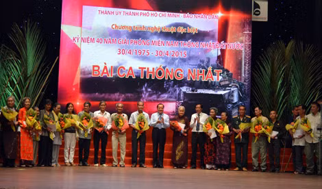 Đại diện Ban tổ chức trao quà cho các Mẹ Việt Nam Anh hùng, gia đình chính sách.