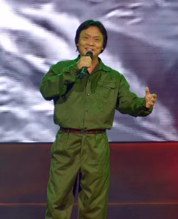 NSƯT Quang Lý thể hiện ca khúc “Chiếc gậy Trường Sơn”.