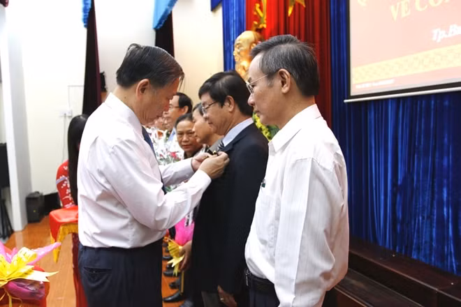 Bộ trưởng Tô Lâm trao Kỷ niệm chương cho các cá nhân.