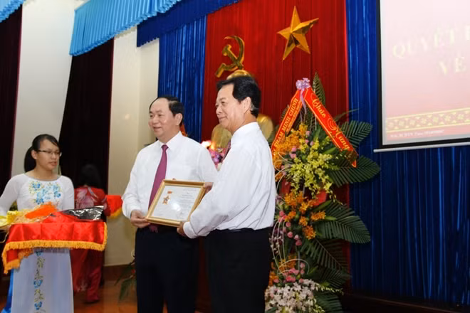 Chủ tịch nước Trần Đại Quang trao tặng kỷ niệm chương cho nguyên Thủ tướng Nguyễn Tấn Dũng.