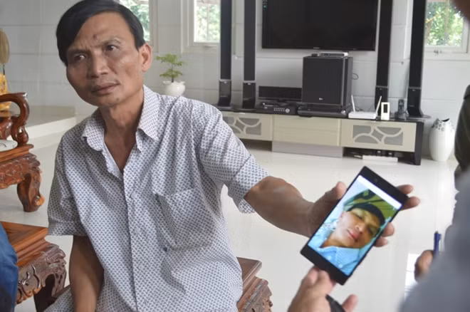 Ông Hưng đang trình bày vụ việc mình bị đánh với phóng viên.