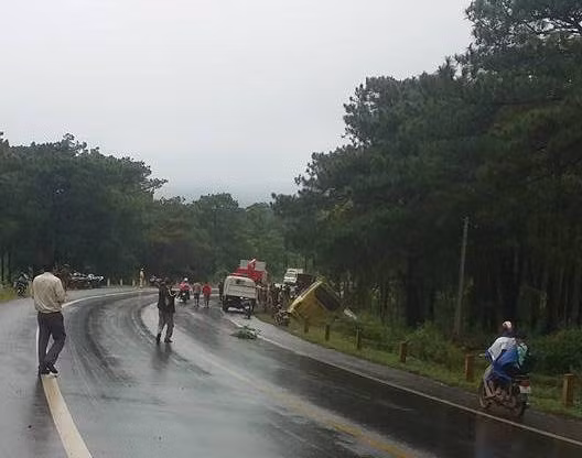 Đoạn đường xảy ra tai nạn khá trơn trượt và độ nghiêng lớn. Đoạn đường xảy ra tai nạn khá trơn trượt và độ nghiêng lớn.