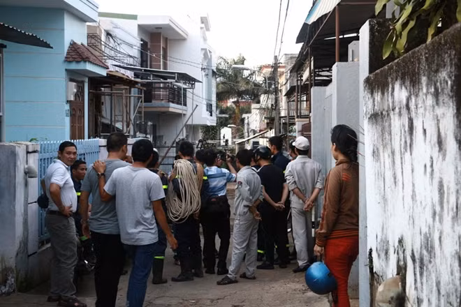 Lực lượng chức năng có mặt tại hiện trường lên phương án “giải cứu”.
