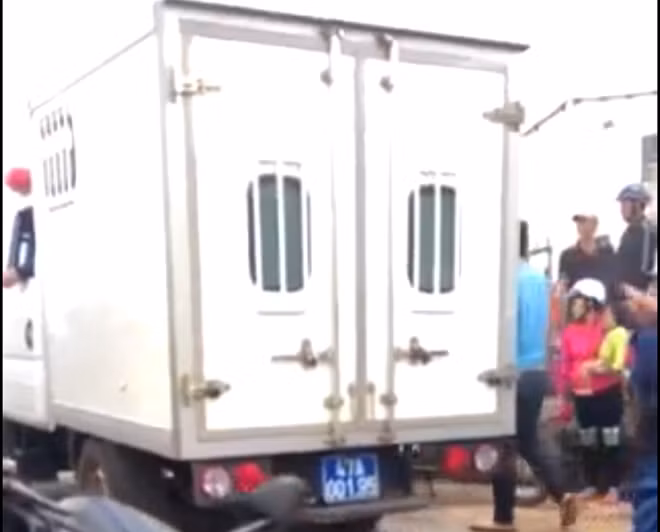 Và đưa các đối tượng về trụ sở để điều tra.