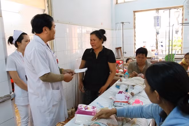 Các bác sỹ bệnh viện trao tiền ủng hộ cho các bệnh nhân.