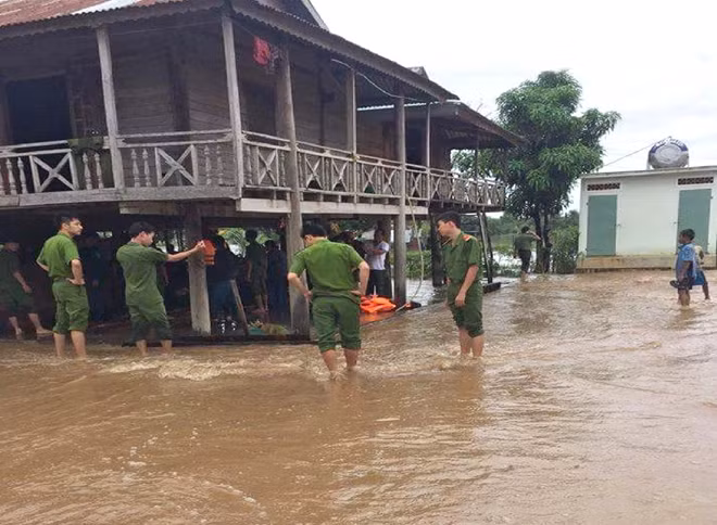 Lực lượng Công an giúp người dân vận chuyển đồ đạc tránh lũ.