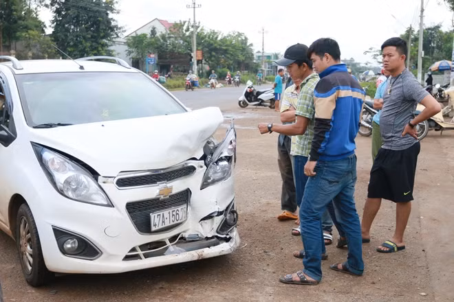 Hai xe ô tô bị hư hỏng nặng phần đầu.