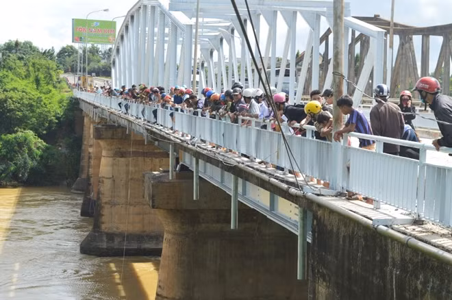 Vụ việc khiến nhiều người dân hiếu kỳ kéo đến xem.
