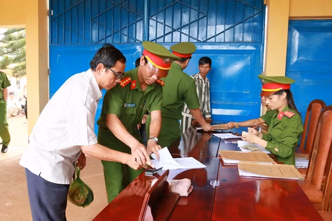 Các phạm nhân làm thủ tục trước khi ra trại.