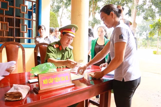 Các phạm nhân nhận tiền hỗ trợ tàu xe tại buổi đặc xá.