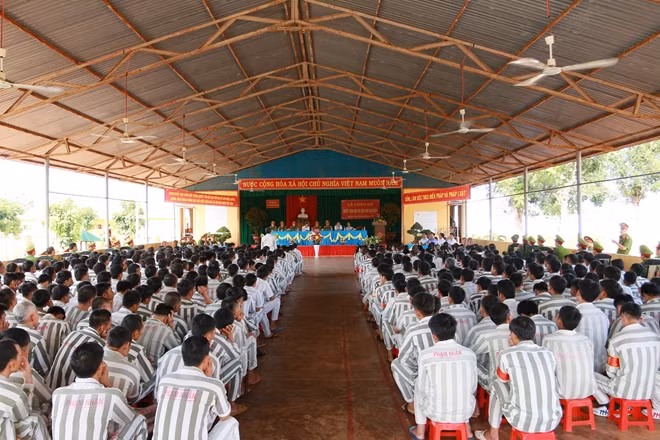Quang cảnh buổi lễ đặc xá tại Trại giam Đắk Trung.