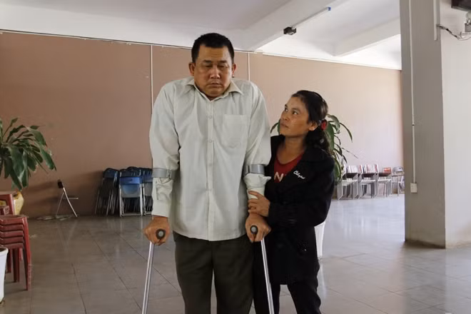 Anh Nguyễn Văn Sơn, Công an viên thôn Nam Tân bị chém dẫn đến liệt hai chân, mọi sinh hoạt giờ đây phải nhờ vào đôi nạng.