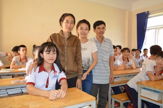 Sau một thời gian điều trị, Hà Vi được một trường học tại TP Buôn Ma Thuột nhận vào học và tài trợ toàn bộ kinh phí.