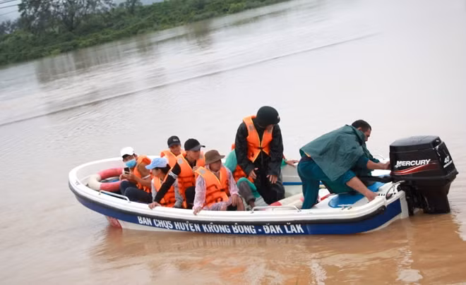 Lực lượng Công an cùng Quân đội hỗ trợ người dân di tản đến nơi an toàn.