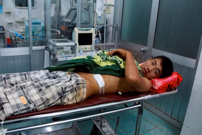 Anh Nguyễn Văn Hùng đang kể lại giây phút bị bắn trọng thương.