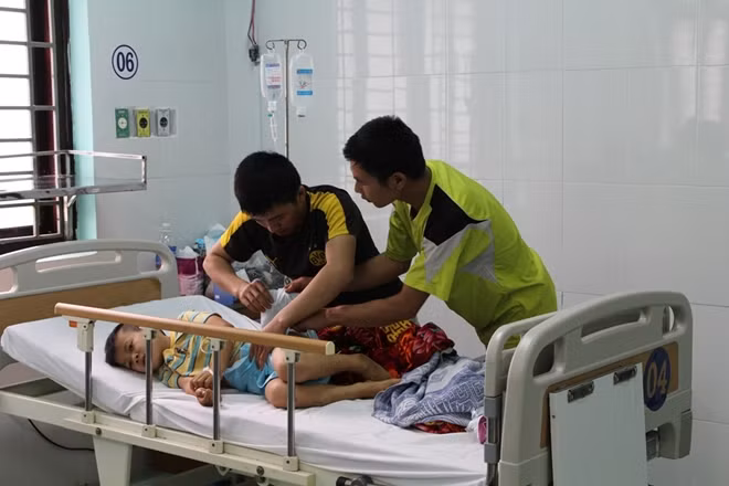 Cháu Sang đang được người nhà chăm sóc tại bệnh viện.