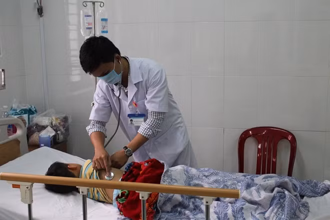 Cháu Sang đang được các bác sỹ chăm sóc tại bệnh viện.