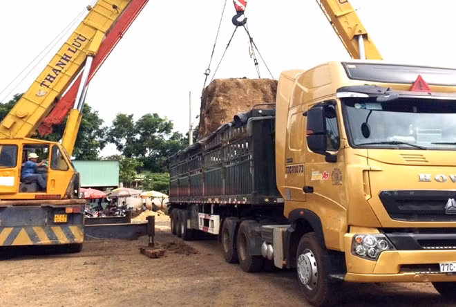 Chiếc xe chở quá tải bị bắt giữ.
